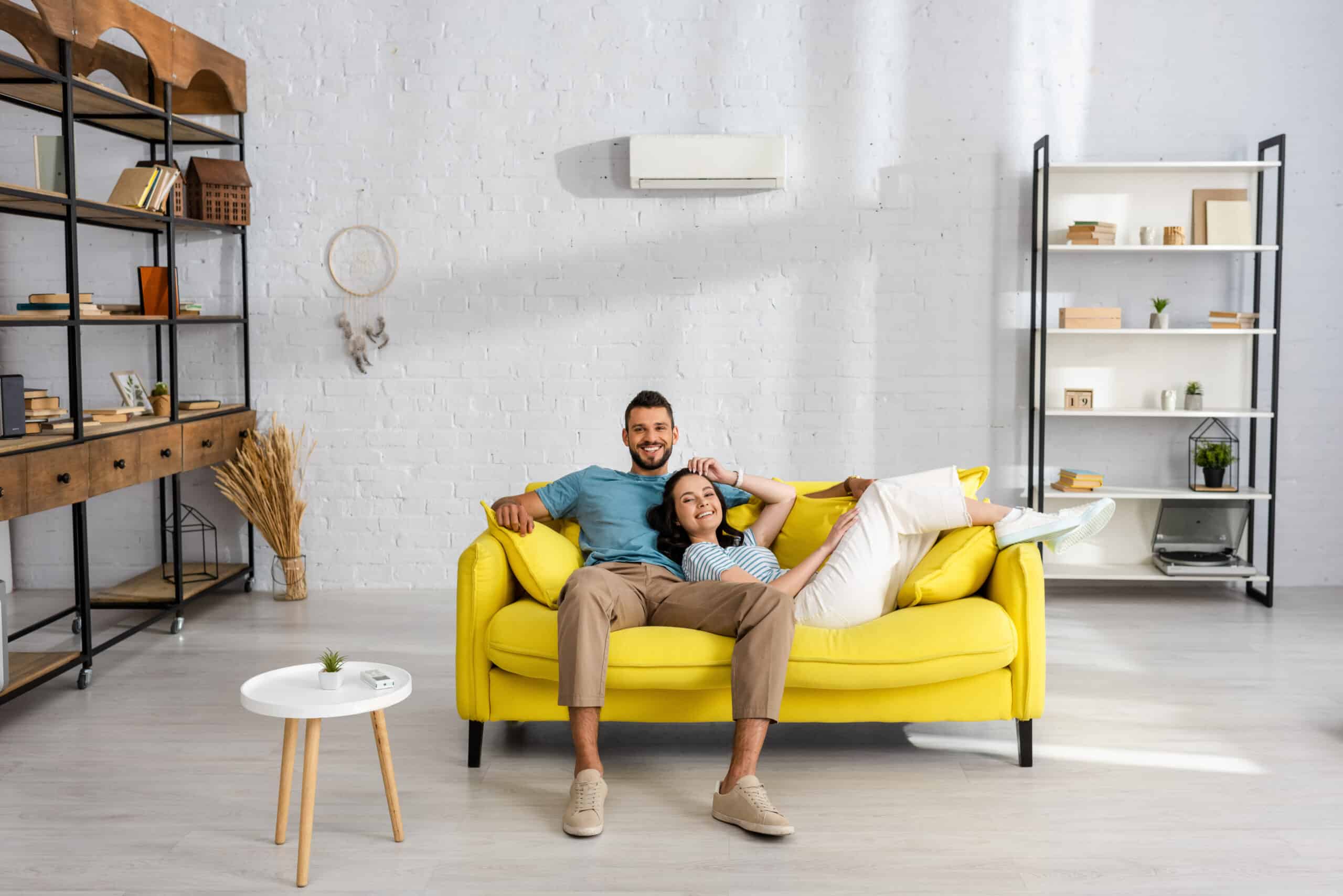 Couple dans un interieur confortable equipe en climatisation